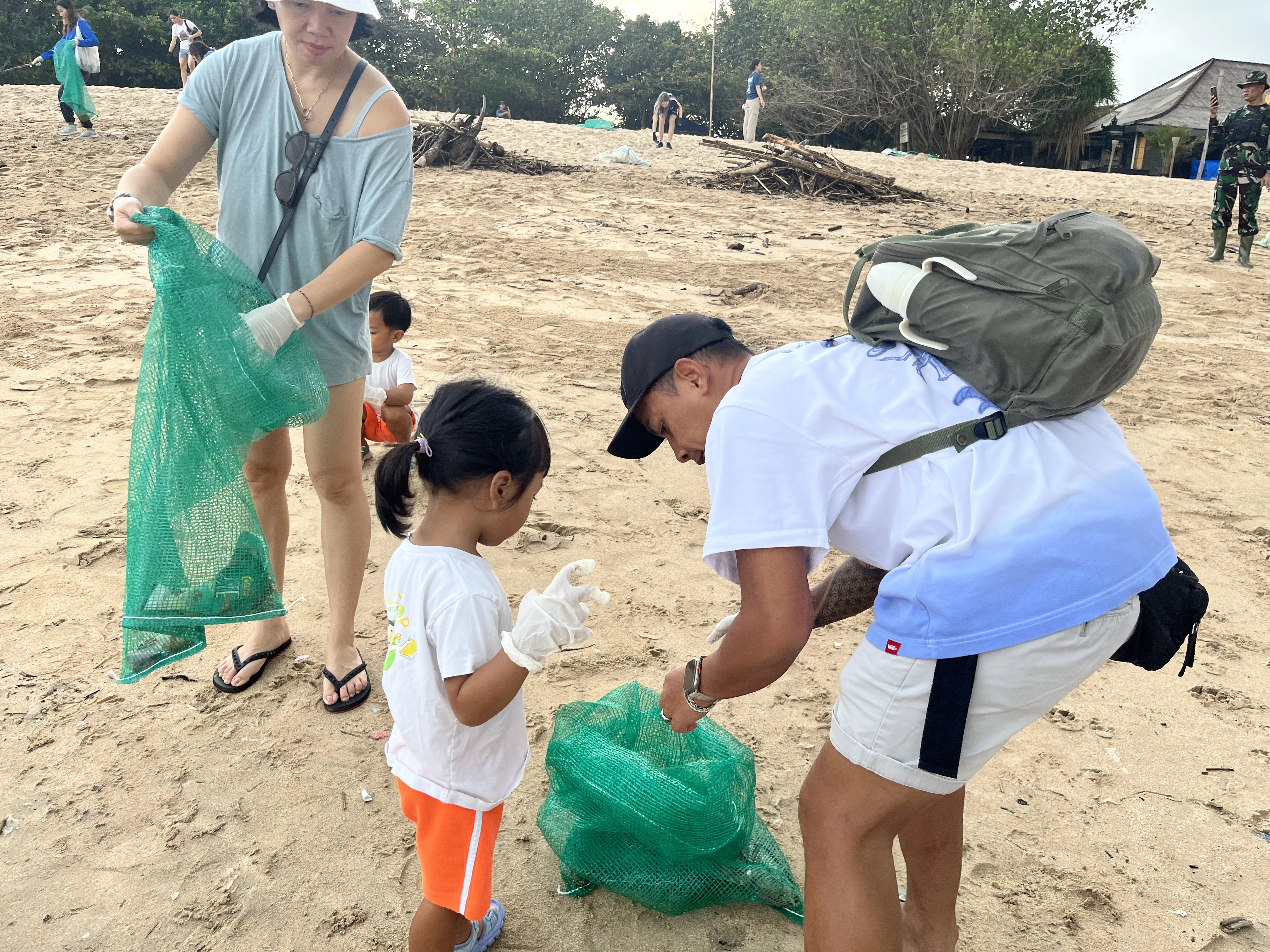 SLK & Lollypop Beach Clean-Up: Taking Action with Sungai Watch in Bali - Photo 6