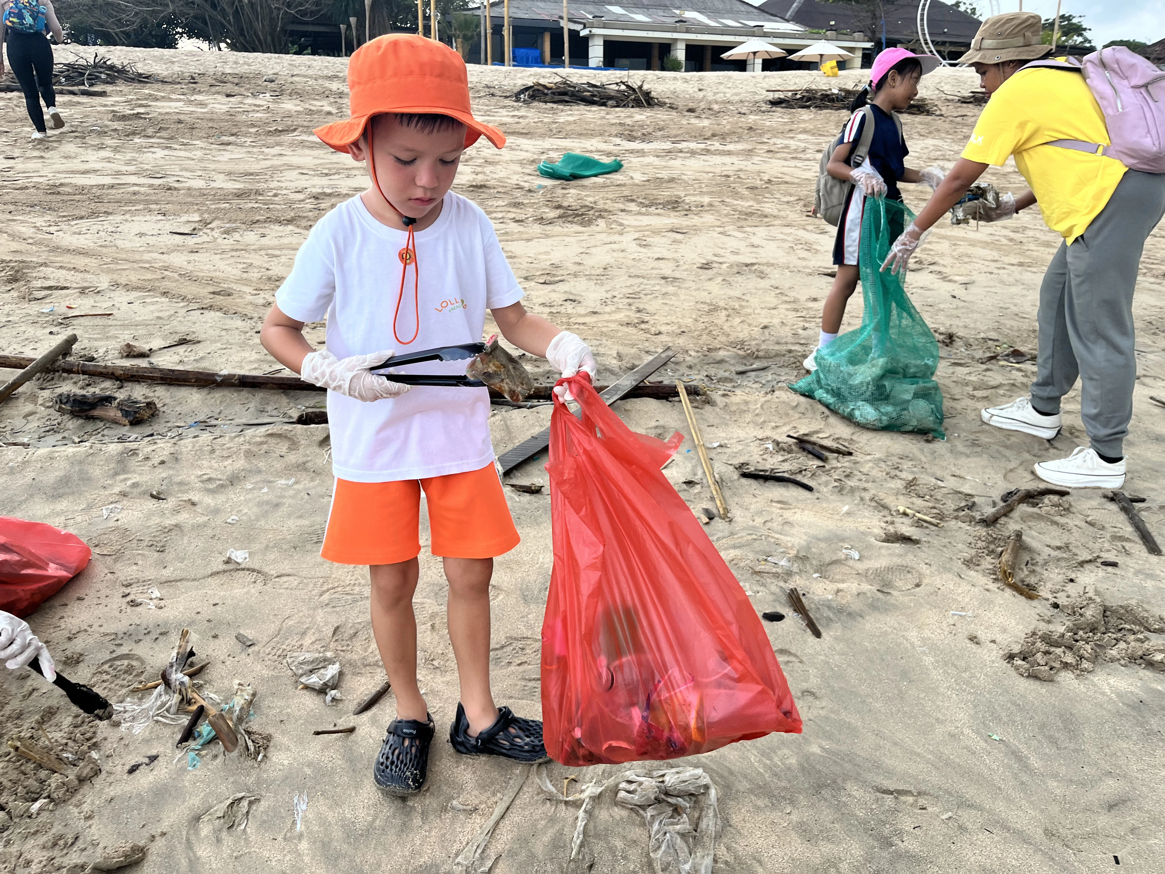 SLK & Lollypop Beach Clean-Up: Taking Action with Sungai Watch in Bali - Photo 7